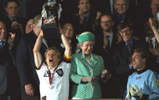 #2024欧洲杯倒计时45天#回顾第十届欧洲杯历史（1996年）——德国三度金球夺冠，英格兰“把足球带回家”的愿望落空