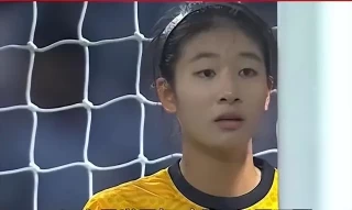 清纯可爱的16岁中国女足门将身高1米79，在U17世界杯上一战成名