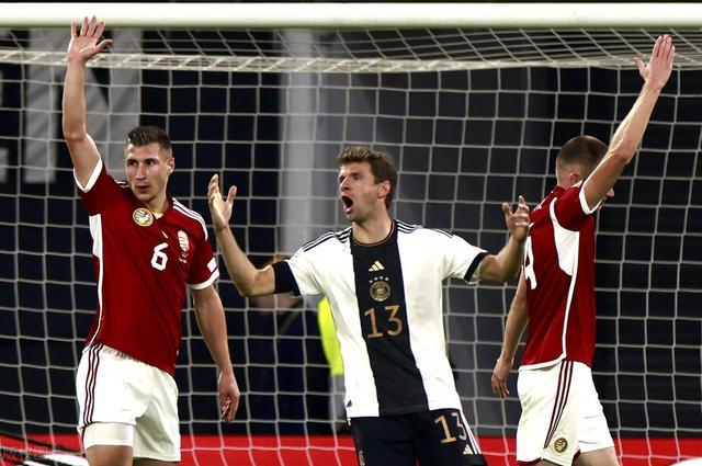 欧洲国家联赛-德国0-1不敌匈牙利，意外0-1落败。 索罗伊的蝎子尾巴一甩，得分了。 穆勒的进球无效。