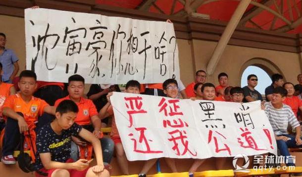 中超历史上最年轻的国际级裁判横空出世，但为何球迷对这位来自上海的“年轻吹哨人”不买账？
